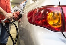 Valor da gasolina foi reduzido em 3,2% nas refinarias; diesel caiu 2,7%
