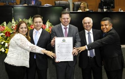 Deputado Botelho concede ttulo de cidadania MT ao governador de Gois, Marconi Perillo