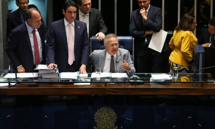 Ao centro, o presidente do Senado Federal, Renan Calheiros (PMDB-AL)