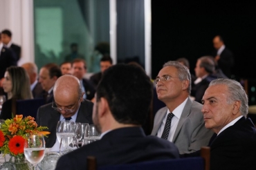 O presidente Michel Temer (dir.), durante jantar com senadores; na mesa, esto o ministro Jos Serra (esq) e o senador Renan Calheiros (centro