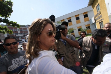 Franoise Amiridis, mulher do embaixador da Grcia no Brasil, Kyriakos Amiridis, chega  Delegacia de Homicdios da Baixada Fluminense
