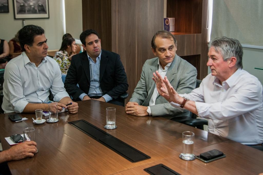 Wilson Santos com a diretoria da Acomac-MT e representantes da Caixa Econmica
