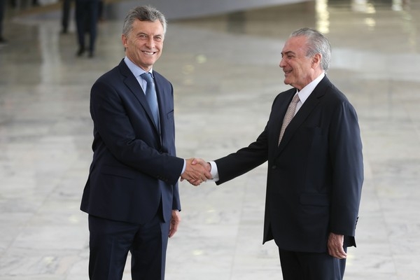 Braslia - Presidentes Maurcio Macri, da Argentina, e Michel Temer se cumprimentam no Palcio do Planalto