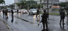 Militares realizam patrulhamento a p e motorizado em pontos de grande movimento, nas principais avenidas e ruas da capital