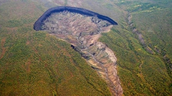 Localizada na floresta boreal da Sibria, enorme cratera cresce, em mdia, 10 metros por ano e serve de alerta contra o desmatamento e o aquecimento global