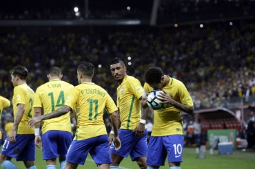 Neymar beija a bola aps marcar segundo gol do Brasil na vitria por 3 a 0 sobre o Paraguai
