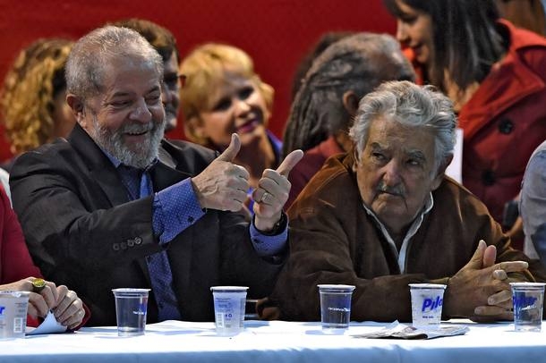 Os ex-presidentes Luiz Incio Lula da Silva e Jose Mujica, do Uruguai, durante 6. Congresso do PT, em So Paulo
