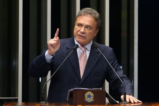 Senador lvaro Dias.