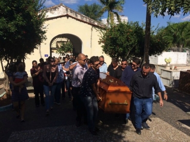 Caixo com o corpo do jornalista Jorge Bastos Moreno chega ao Cemitrio da Piedade, em Cuiab.