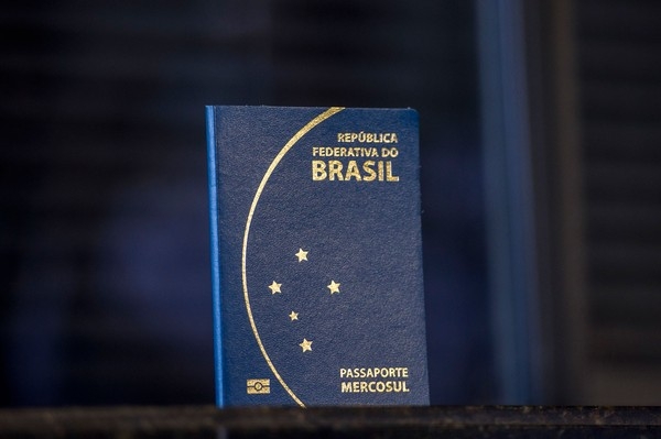 Imagem mostra modelo atual do passaporte brasileiro