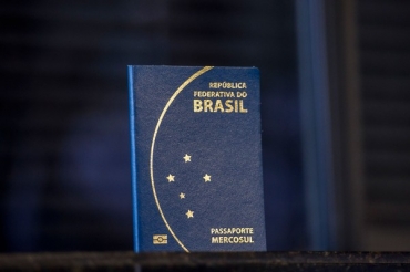 Imagem mostra modelo atual do passaporte brasileiro