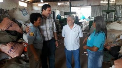 Deputado Valdir Barranco visita associao de catadores de Vrzea Grande