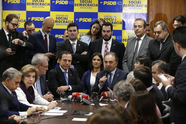 O lder do PSDB na Cmara, Ricardo Tripoli (ao microfone), fala em reunio do partido realizada em junho, em Braslia