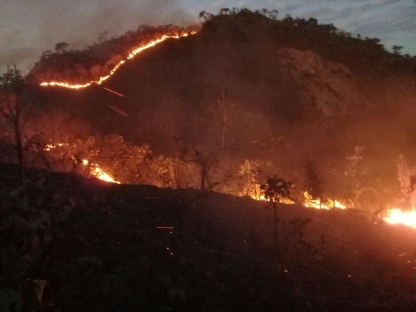 Incndio j destruiu 300 hectares no entorno do Parque Gruta da Lagoa Azul, em Nobres