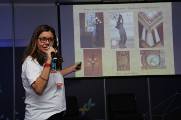 Arquivista Mrcia Cristina Alves, do Museu de Astronomia e Cincias Afins (Mast), participou da 69 Reunio Anual da SBPC, em Belo Horizonte. 