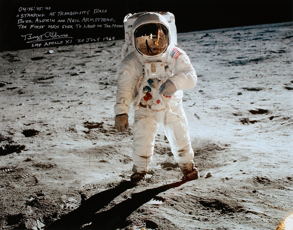 A fotografia mostra o astronauta Buzz Aldrin na Lua; a foto foi tirada por Neil Armstrong, cujo reflexo aparece no capacete