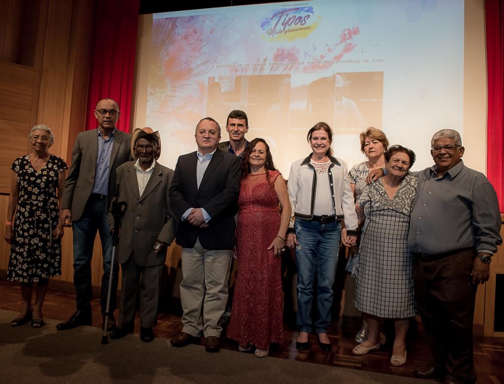 O governador de Mato Grosso, Pedro Taques, e os homenageados do projeto 'Tipos Mato-grossenses'