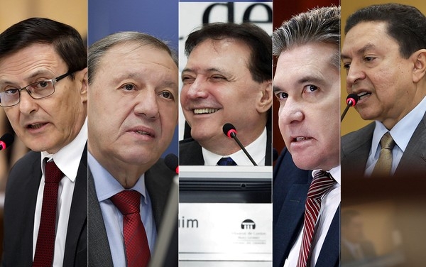Foram afastados os conselheiros Waldir Teis, Jose Carlos Novelli, Antnio Joaquim, Srgio Ricardo e Valter Albano (da esquerda para a direita)