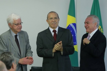 O presidente da Repblica, Michel Temer, participa de cerimnia com os ministros Moreira Franco e Eliseu Padilha