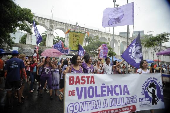 Grupo faz passeata pelas ruas da Lapa em defesa dos direitos das mulheres e contra a violncia