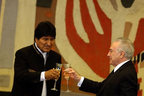 Braslia - O presidente da Bolvia, Evo Morales, e o presidente Michel Temer brindam durante almoo no Palcio Itamaraty