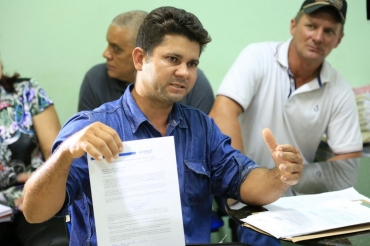 Alessandro Gonalves da Silva (com documento em mo, presidente da Associao de Produtores Rurais do Setor Campos Novos do P.A. Wesley Manoel dos Santos