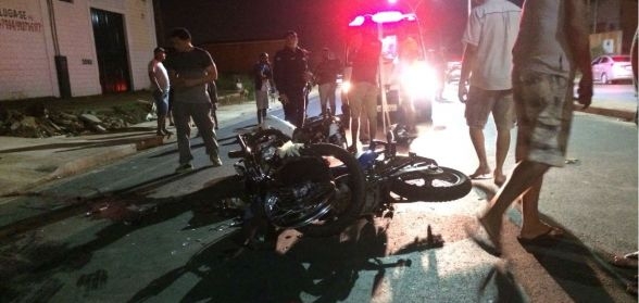 Coliso de motos deixa trs pessoas feridas