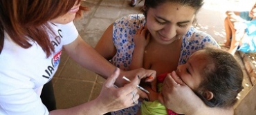 Vacina contra sarampo, rubola, caxumba e varicela so oferecidas gratuitamente em todos os estados (Divulgao OMS/Opas)