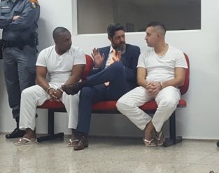 Os rus Guilherme Miranda e Wallison Santana conversando com o advogado Neyman Monteiro na 1 audincia realizada dia 29 de junho