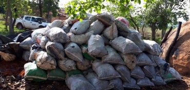 Aps a denncia feita pelo Ministrio Pblico Estadual (MPE), foram encontrados 874 sacos de carvo.  Foto: Polcia Militar Ambiental-MT/Assessoria