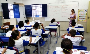 At 2020, o salrio dos professores deve ser equivalente ao de outros profissionais com a mesma formao - Sumaia Vilela / Agncia Brasil
