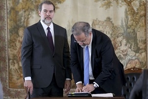 Dias Toffoli e Raul Jungmann assinam convnio para criao do sistema que unifica os processos de execuo da pena no pas - Wilson Dias/Agncia Brasil