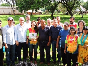 Documento foi entregue pelo cacique Aritana Yalawapiti, lder mais respeitado do Alto Xingu e anfitrio do encontro que reuniu mais de 500 pessoas - Foto por: Governo de Mato Grosso