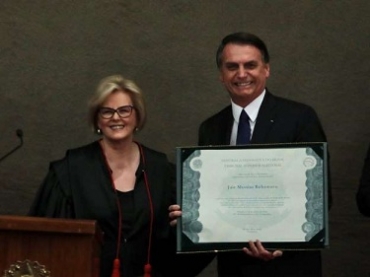 O presidente eleito, Jair Bolsonaro, recebe o diploma da presidente do TSE (Tribunal Superior Eleitoral), Rosa Weber