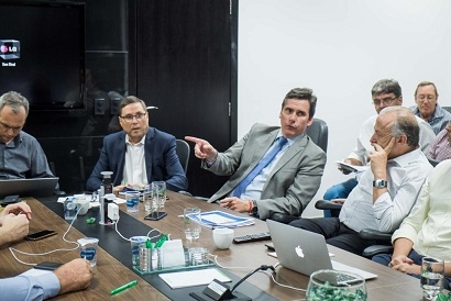 Mauro Carvalho (esq.), Rogrio Gallo (centro) e Otaviano Pivetta (dir.) durante reunio no Frum Agro - Foto: Rodolfo Perdigo