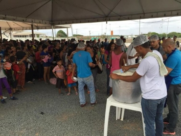 Imigrantes atendidos pela Operao Acolhida recebem comida em Boa Vista - Victor Ribeiro/Radiojornalismo EBC