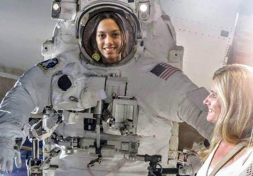 Professora Silvana observa a aluna Maria Gisllany com roupa de astronauta dentro da Nasa - Foto: Arquivo Pessoal
