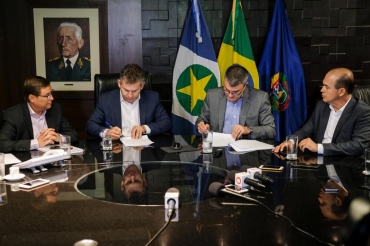O governador Mauro Mendes (centro) assina o Termo de Cooperao, ao lado do chefe da Casa Civil, Mauro Carvalho (esq), do chefe do MP, Jos Antnio Borges (1  dir.), e do chefe do NACO, Domingos Svio (2  dir) Foto: Mayke Toscano