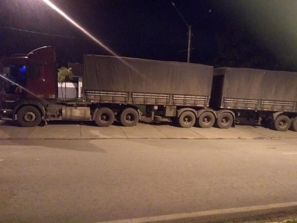 A carreta Scania tinha sido roubada em Rondonpolis e foi recuperada em Vrzea Grande - Foto: PM-MT