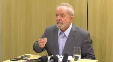  Reproduo/YouTube El Pas Ex-presidente Lula concede entrevista na Polcia Federal em Curitiba