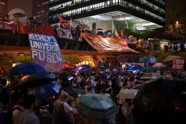  Mauro Pimentel/AFP - No Rio de Janeiro, manifestantes protestam contra cortes na Educao e exibem palavras de ordem contra Bolsonaro