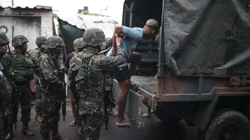  EPA Militares em operao de Garantia da Lei e da Ordem no Rio de Janeiro