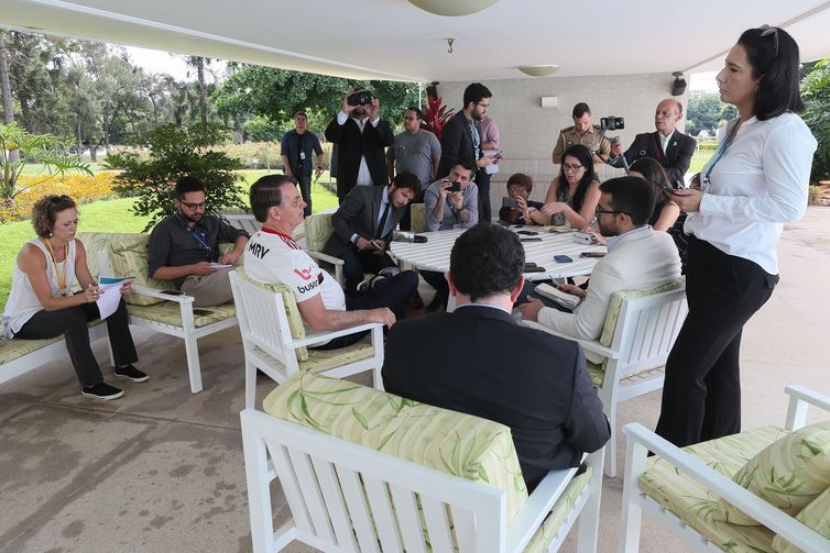 O presidente da Repblica, Jair Bolsonaro, conversa com a imprensa no Palácio da Alvorada - Isac Nbrega/PR