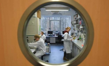  Getty Funcionrios do Instituto da Virologia da Universidade Philipps, em Marburg (Alemanha), que pesquisa uma vacina contra o coronavrus.