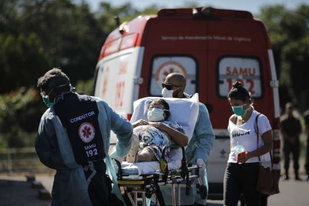  Srgio Lima/Poder360 - Paciente com suspeita de covid-19  transferida de 1 hospital em Braslia. No Brasil 241 pessoas j morreram