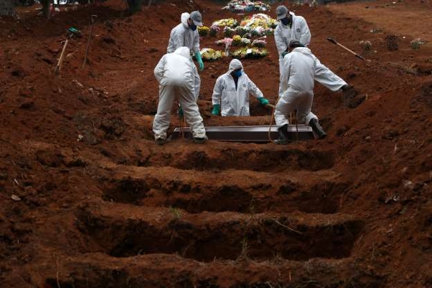  Reuters - Agentes sepultadores enterram vtima da Covid-19 no cemitrio So Luiz, em So Paulo