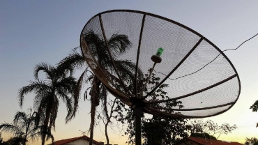 Em vrias regies do Estado, a antena parablica supre a falta de internet - Foto: Divulgao