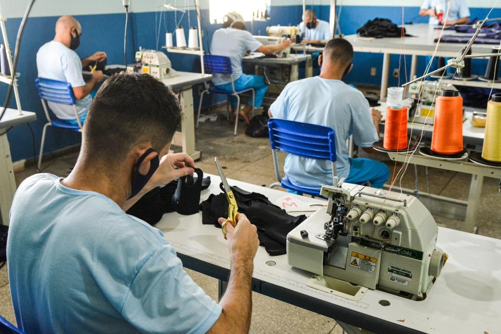 Reeducandos trabalham na oficina de costura da PCE - Foto: Tchlo Figueiredo / Secom-MT