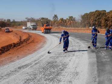 Obras em rodovia que d acesso a trs distritos avanam e estrada j tem nova aparncia - Foto: Sinfra/MT