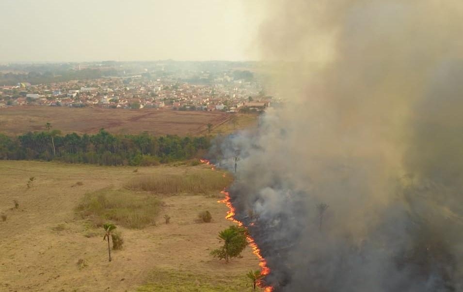 Incndio prximo  zona urbana de Tangar da Serra - Foto: RS Imagens